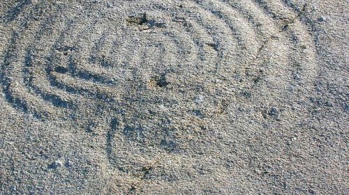 Los Petroglifos de Mogor en las Guías  Petite  Futé. Marín